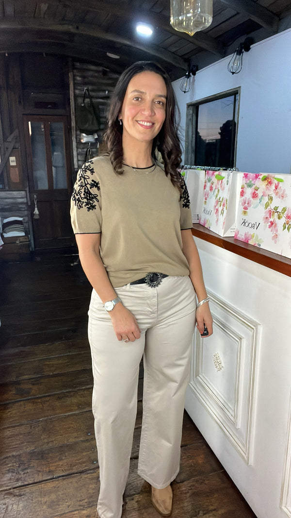 Sweater de Punto Fino con Bordado en Hombros – Elegancia Casual