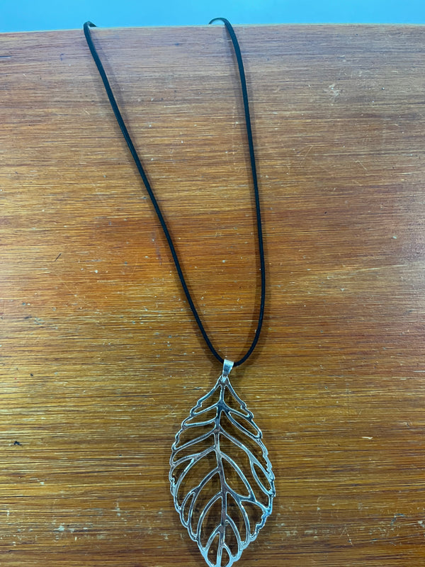 Collar hojas